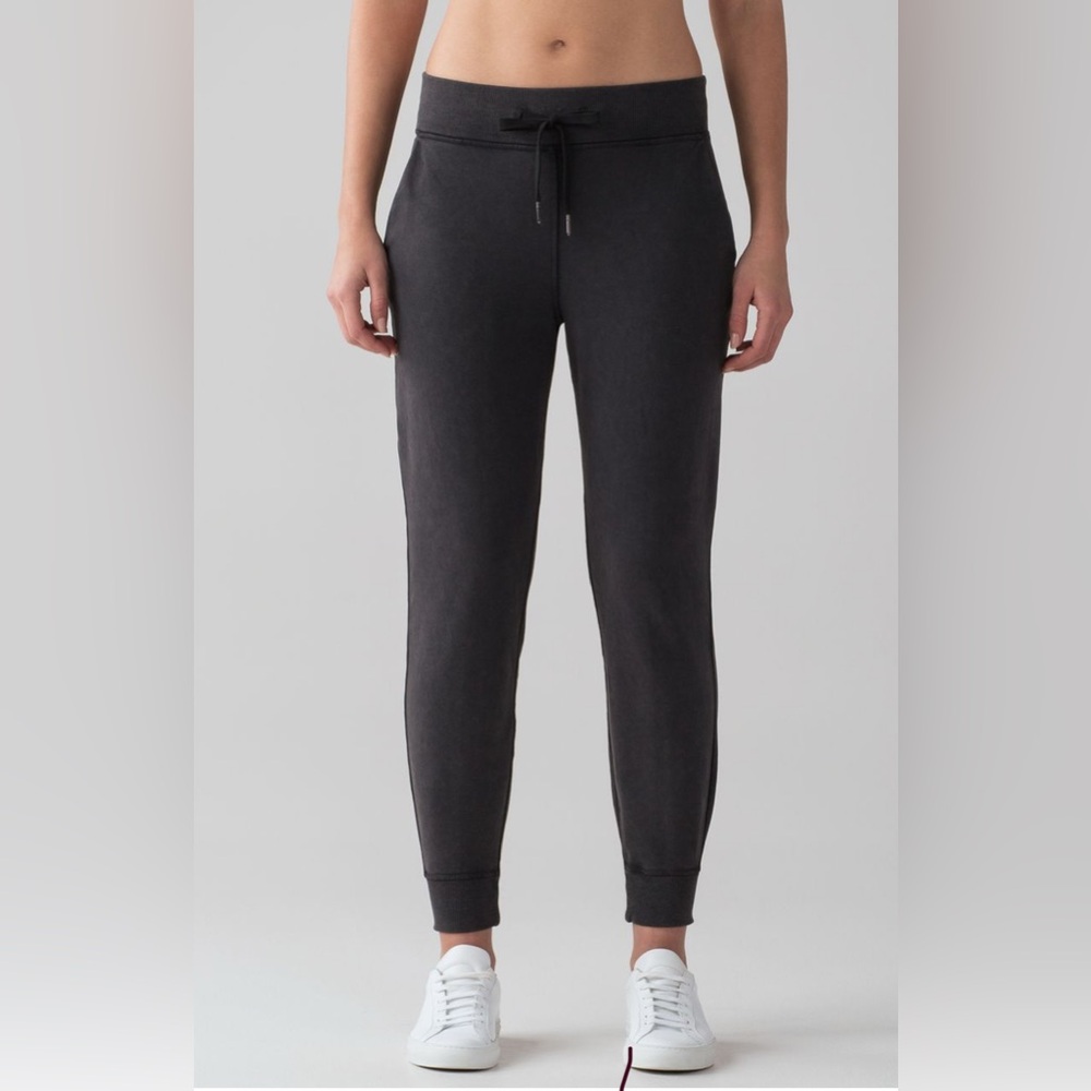 Lululemon Loop Back Jogger (28")
Acid Rubber Dye Black
Size:2
P25